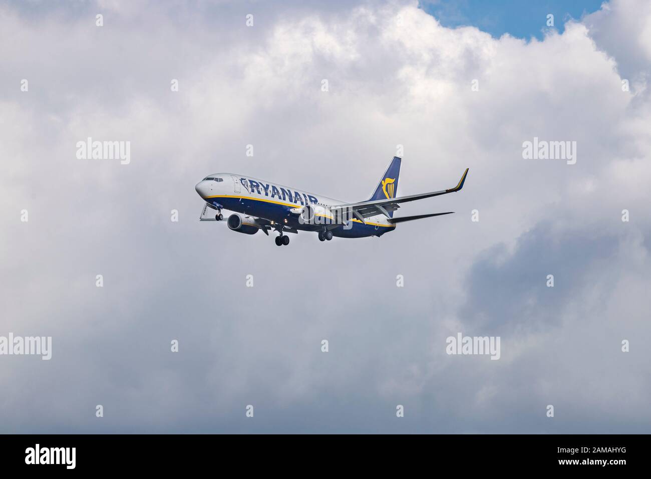 Boeing 737-800 Ryanair-Flugzeuge landen auf dem Flughafen Eindhoven in den Niederlanden. Stockfoto
