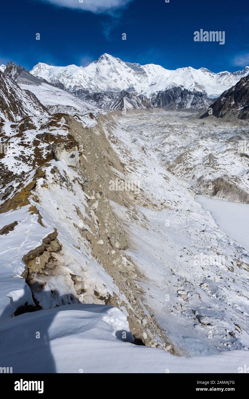 Ansicht des Ngozumba/Ngozumpa Gletscher in Richtung Cho Oyu Berg auf dem gokyo Trek in Nepal Himalaya Stockfoto