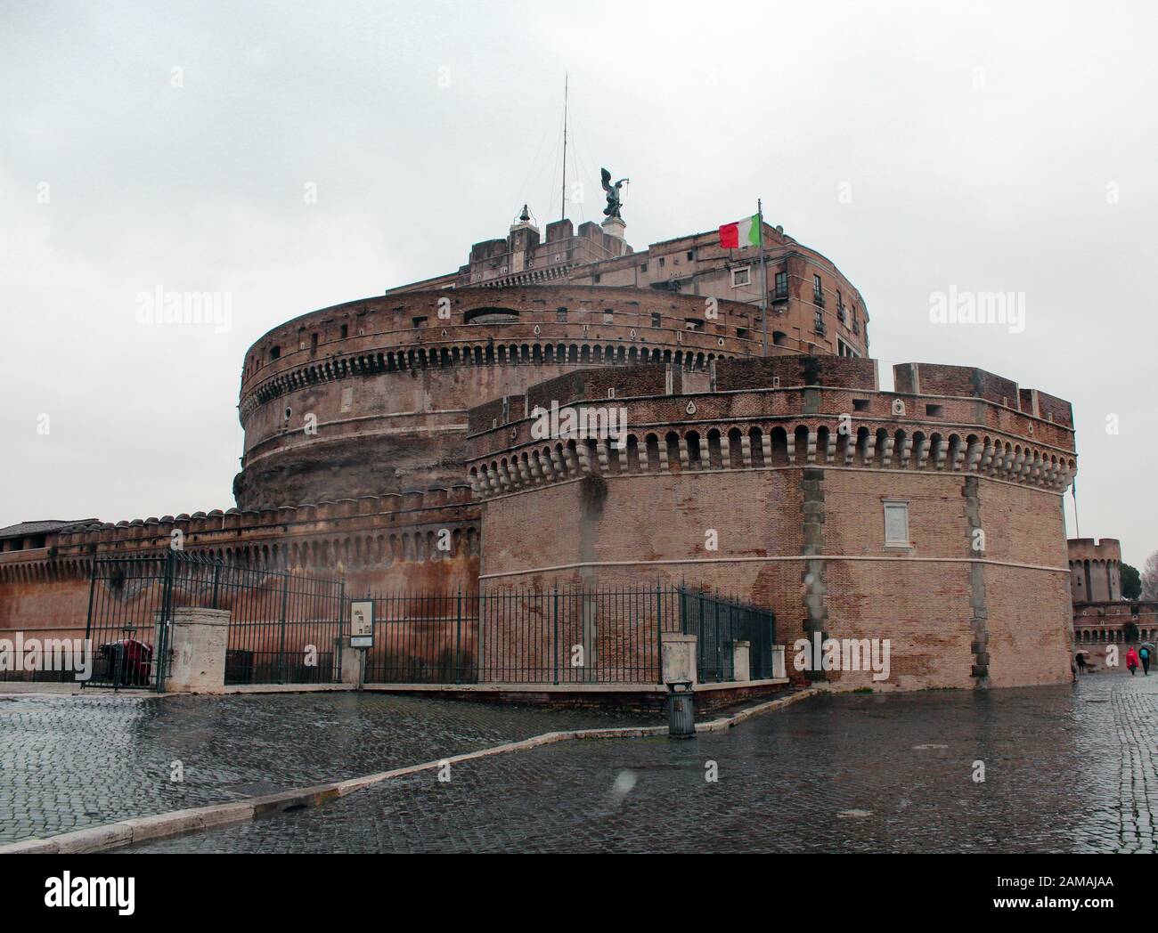 Landschaft der Engelsburg alias Mausoleum Hadrians mit italienischer Flagge an einem dumpfen, regnerischen Tag in Rom mit nicht vielen Menschen. Stockfoto