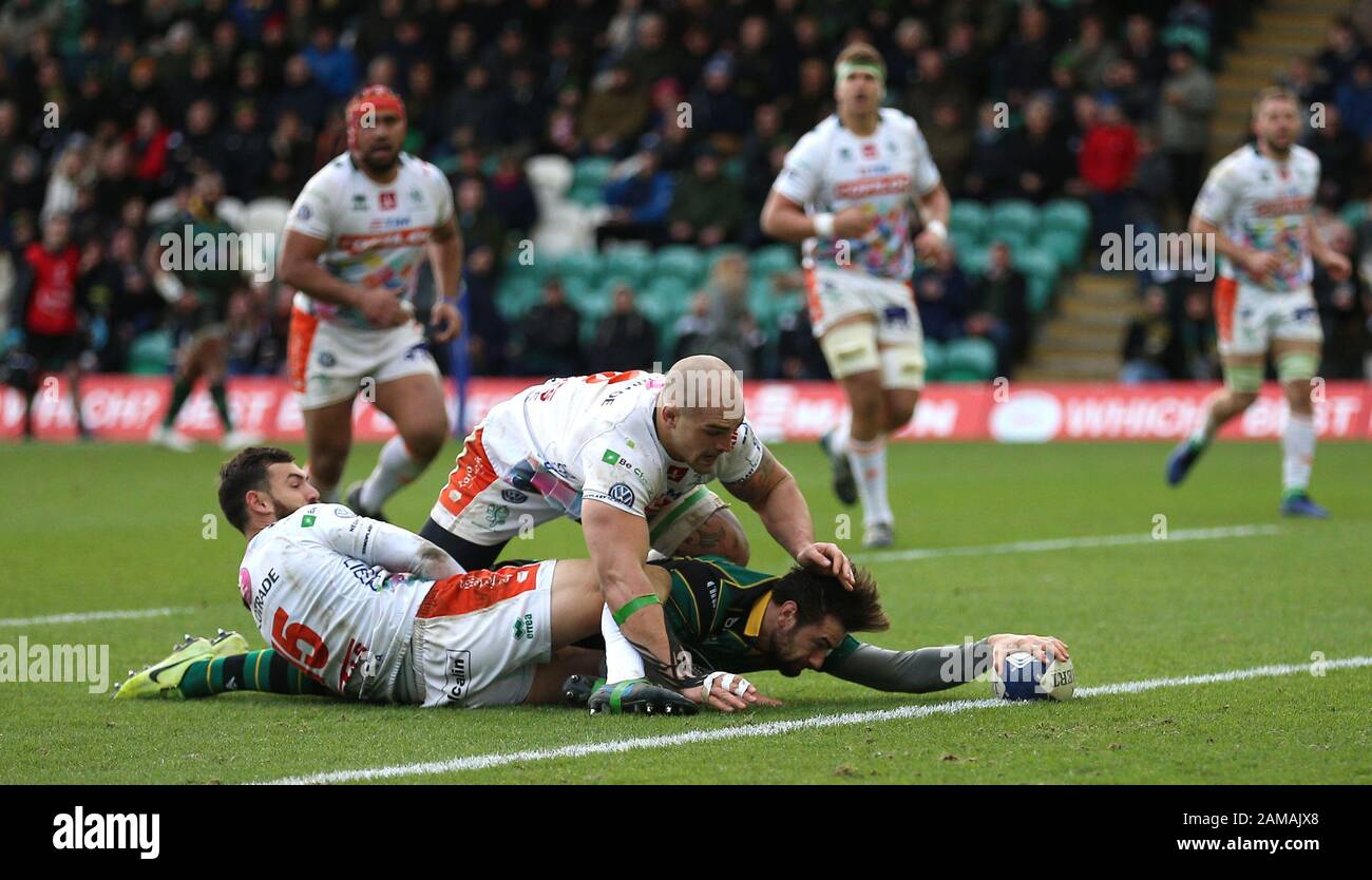 Northampton der Heilige Henry Taylor punktet im zweiten Versuch des Spiels gegen Benetton Rugby während des Heineken Champions Cup Pool One Matches in Franklin's Gardens, Northampton. Stockfoto