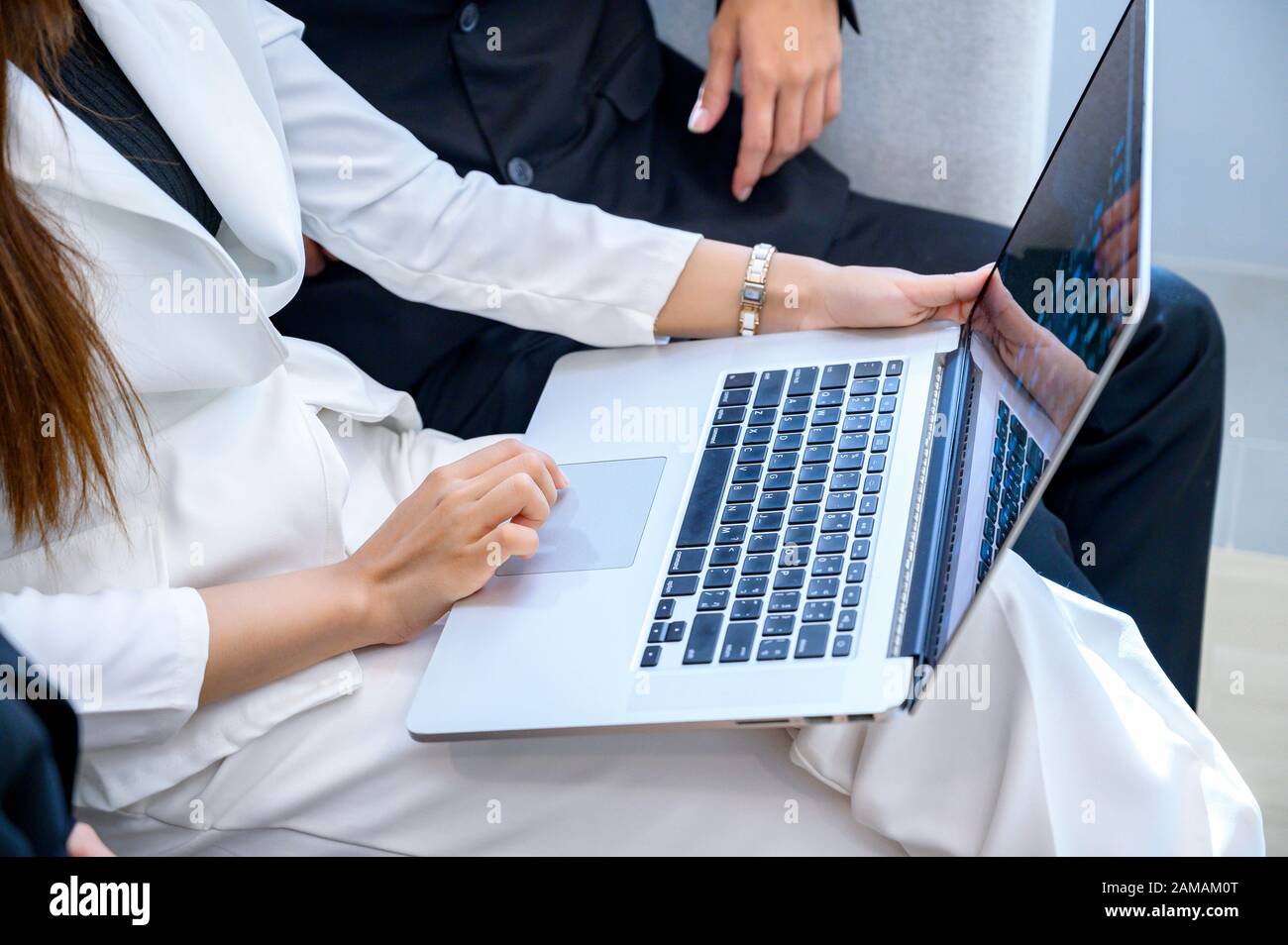 Geschäftsleute spielen Mobiltelefone und verwenden Computer Stockfoto
