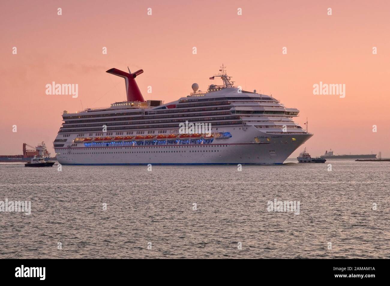 M/S Carnival Triumph Kreuzfahrtschiff, betrieben von Carnival Cruise Lines, Bahamas-Flagge, in der Galveston Bay bei Sonnenaufgang, am Hafen von Galveston, Texas USA Stockfoto