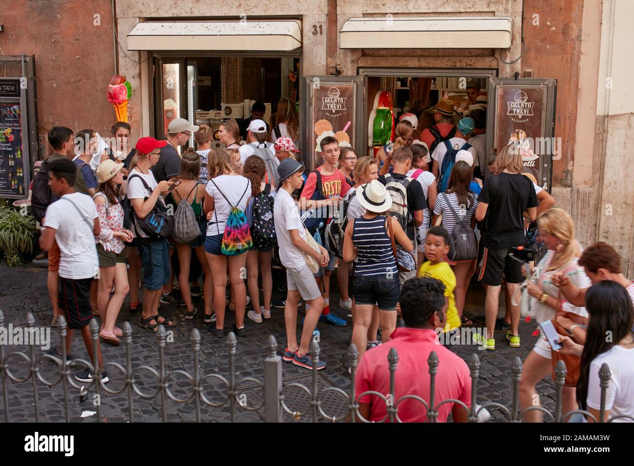 ROM, Italien - 14. August 2018: Menschen, die in Reihe auf der Gelateria Gelato In Trevi warten. Der heiße Sommer dieses Jahr macht Eis zu einem muss in der italienischen Hauptstadt Stockfoto