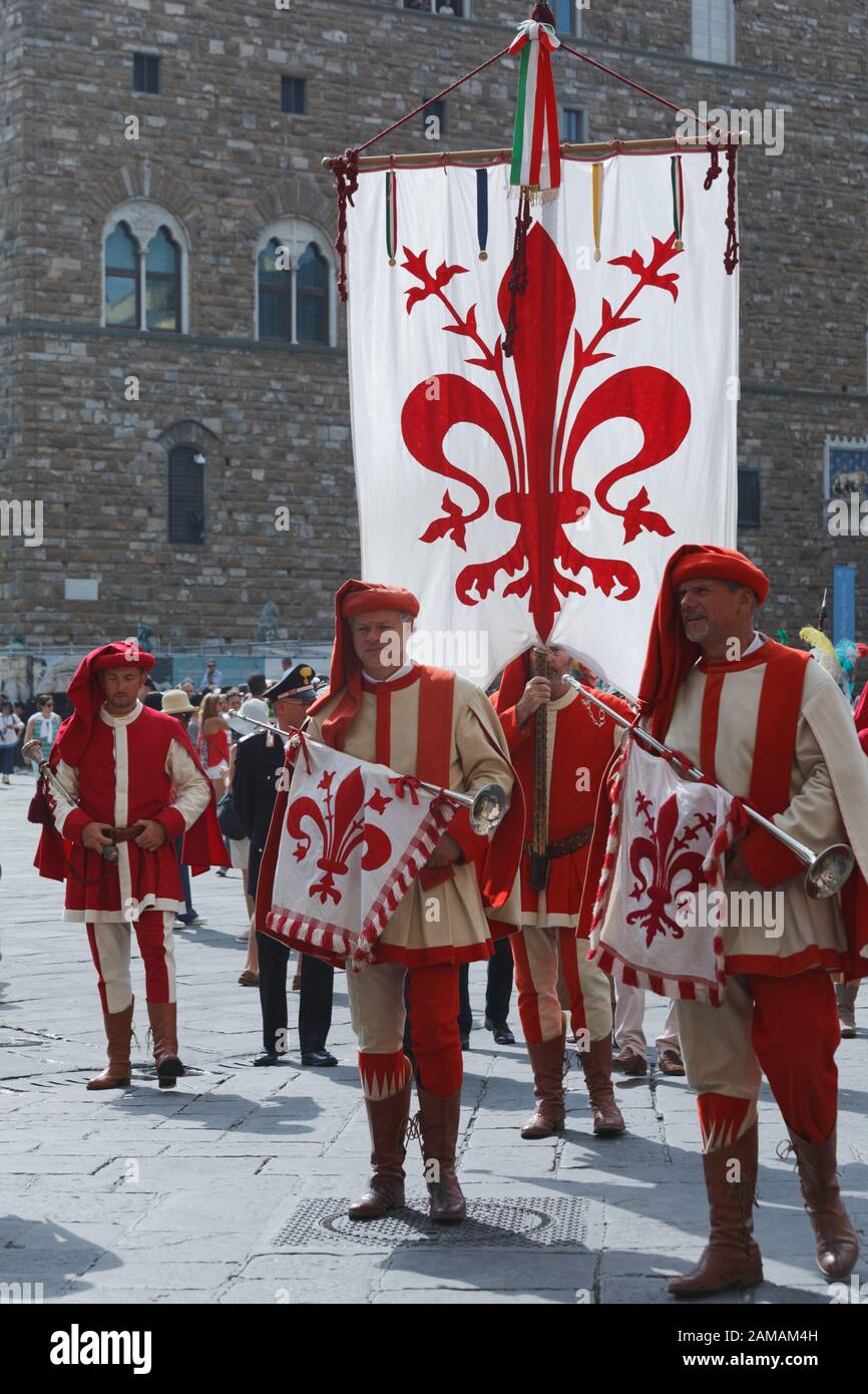 Florenz, Italien - 10. August 2018: Historische Parade während des Festes von San Lorenzo. Dieses jährliche Ereignis, das tief in der Tradition der Stadt verwurzelt ist, endet mit der Lasagna und Wassermelone an alle Stockfoto