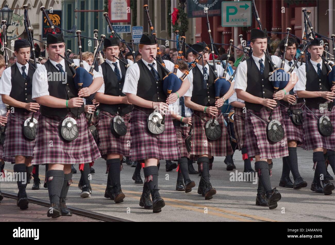 Dudelsackband bei Dickens on The Strand Parade, The Strand, Galveston, Texas, USA Stockfoto
