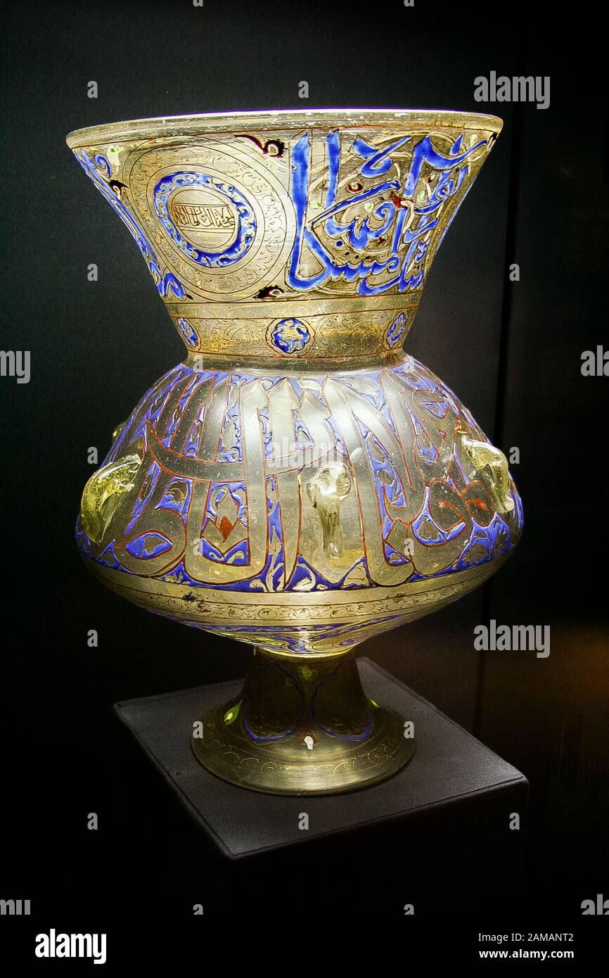 Ägypten, Alexandria, Bibliotheca Alexandrina, das Archäologische Museum, Laternen mit arabischen Inschriften. Mameluke Zeitraum, die Sultan Hassan Moschee. Stockfoto