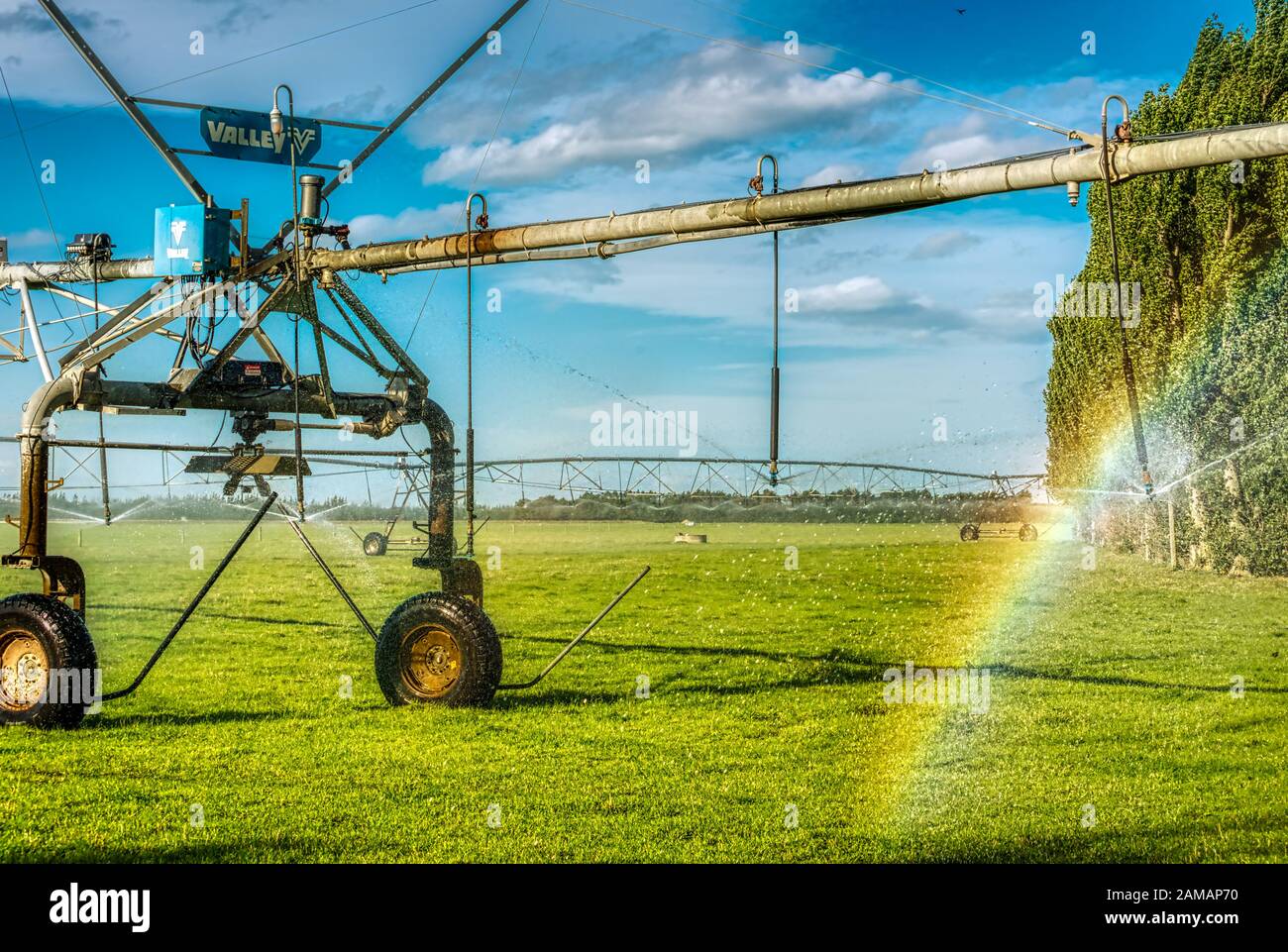 Riesige Bewässerungswassersprinkler auf Weideland in der Nähe von Ashburton, Neuseeland Stockfoto