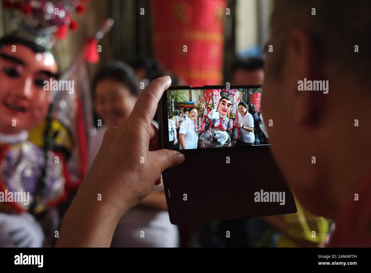 Ein Mann nimmt Bilder mit einem Smartphone Kamera in der chinesischen Neujahrsfest Festival in Bogor, Indonesien. Stockfoto