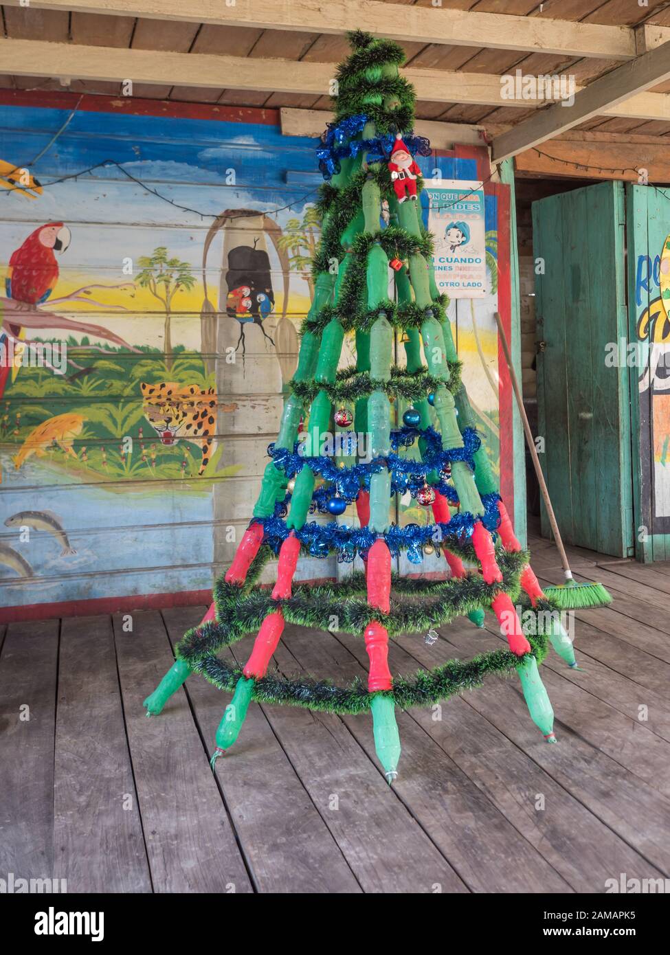 Santa Rosa, Peru - Dezember 10, 2017: ein Weihnachtsbaum aus dem grünen Flaschen warten auf Weihnachten in Santa Rosa, Peru, Südamerika. Stockfoto