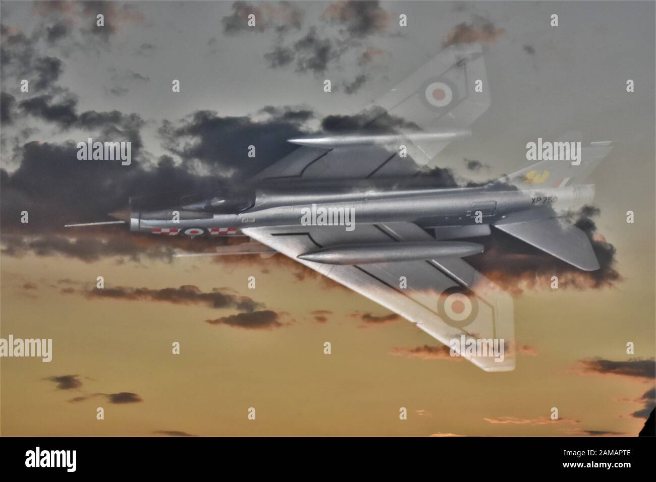 Double Exposure, geisterhaften English Electric Lightning Kampfjet und bewölkter Sonnenuntergang Himmel. Stockfoto