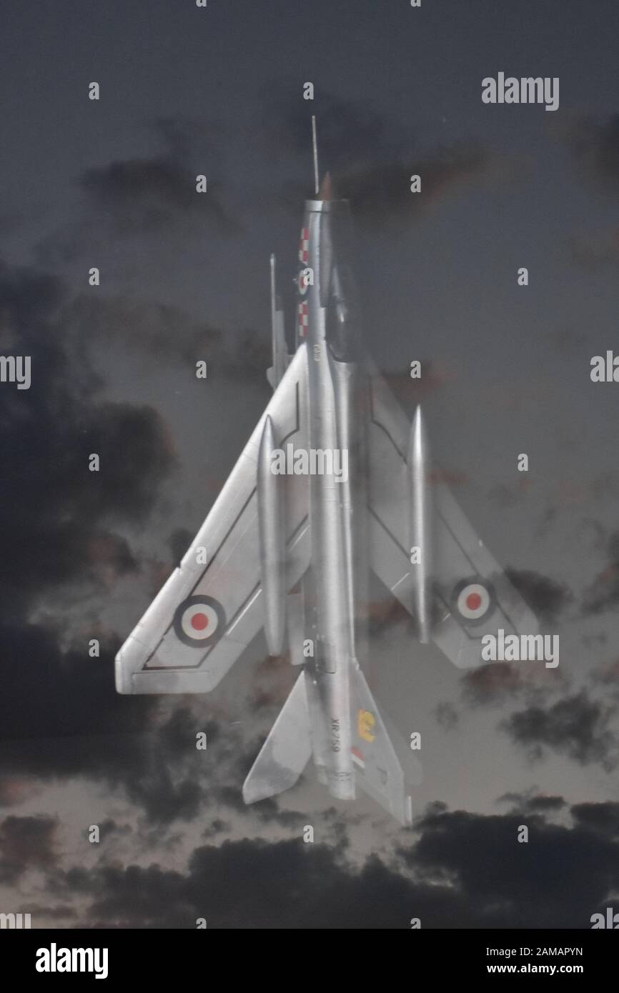 Double Exposure, geisterhaften English Electric Lightning Kampfjet und bewölkter Sonnenuntergang Himmel. Stockfoto