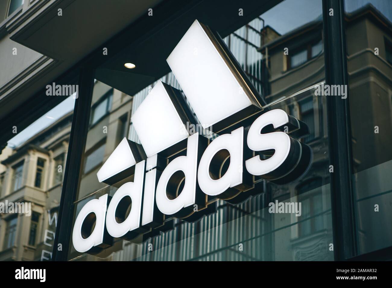 Türkei, Istanbul, 29. Dezember 2019 Adidas Schild am Eingang zum Speicher. Stockfoto