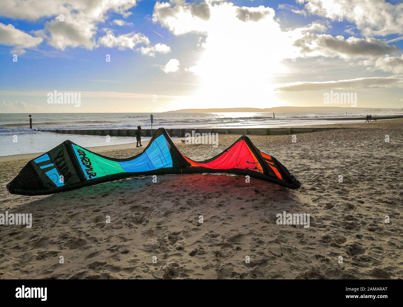 Bournemouth, Großbritannien. Januar 2020. Ein Kitesurfer Kit auf dem Sand in Bournemouth. Unüblich warmes Wetter in Großbritannien. Kredit: Thomas Faull/Alamy Live News Stockfoto