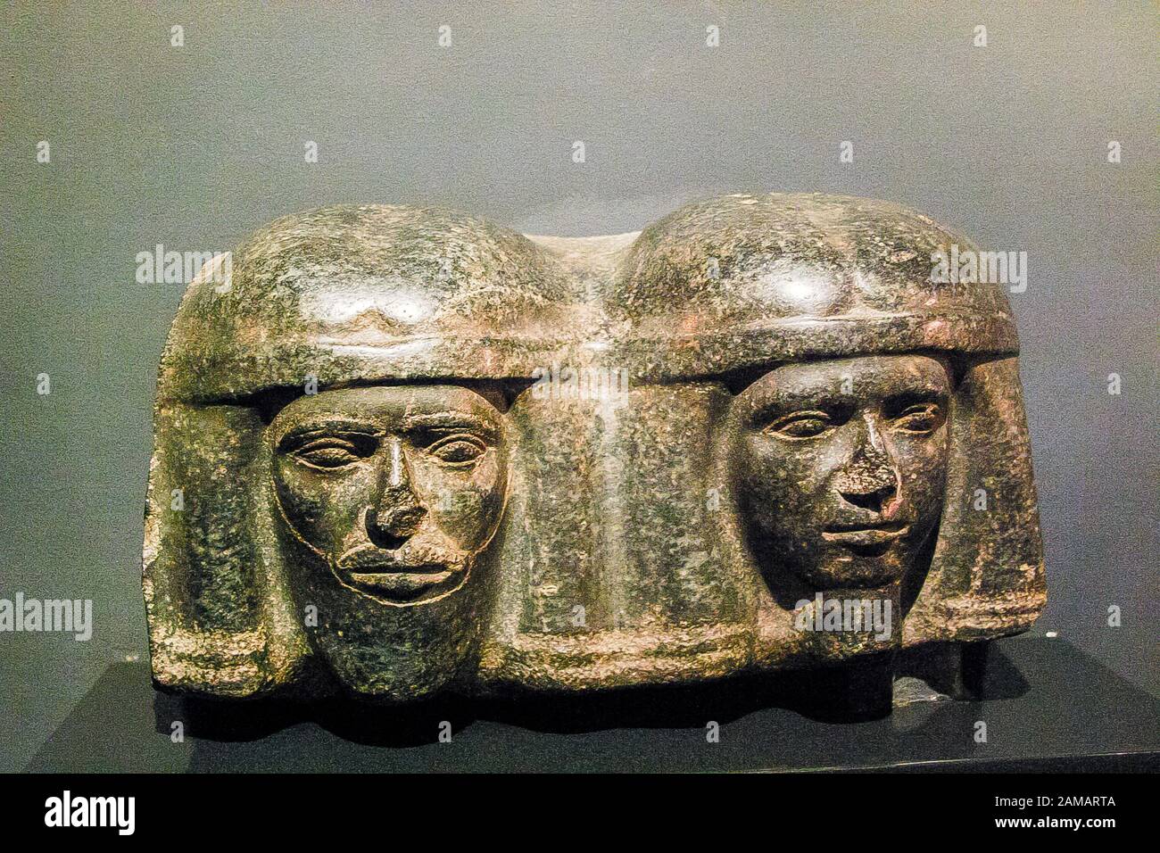 Ägypten, Alexandria, Nationalmuseum, Korbel mit Köpfen nordischer Feinde. Saqqara, Djoser-Pyramidenkomplex. Granit. Stockfoto