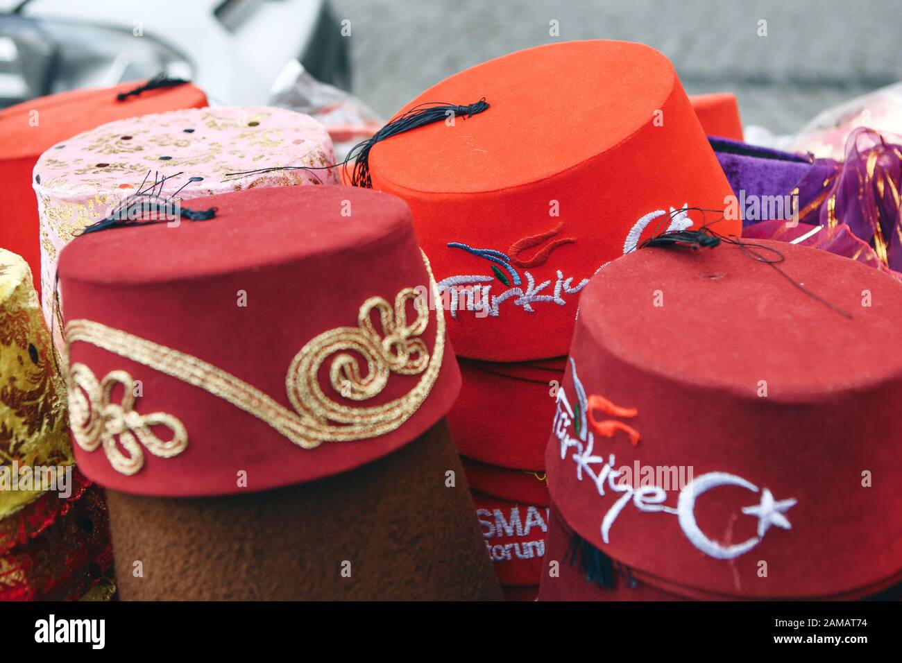 Türkei, Istanbul, 29. Dezember 2019 - Verkauf von traditionellen türkischen Hüte von Fez in Istanbul. Stockfoto