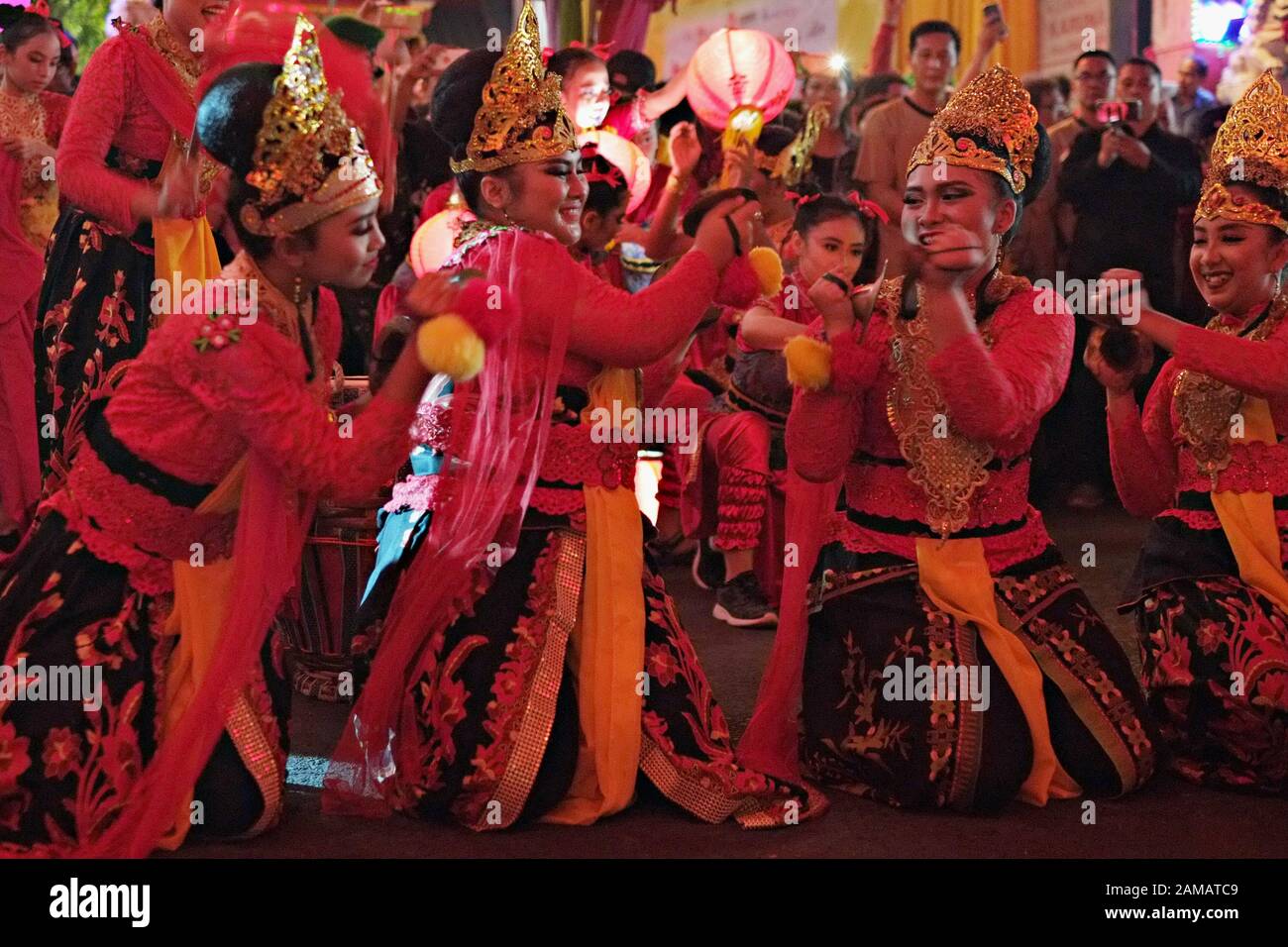 Bogor, Indonesien - Februar 2019: EINE Gruppe junger Frauen führt einen traditionellen sundanesischen Tanz auf dem chinesischen Neujahrsfest auf. Stockfoto