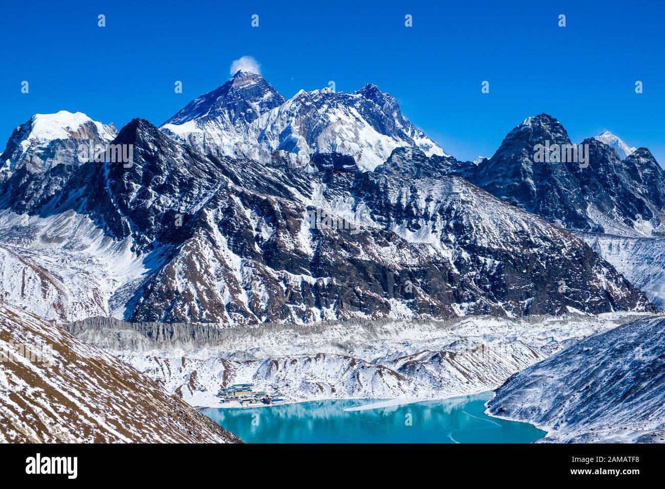 Gokyo in den Bergen des Nepal Himalaya, Teil der Drei Pässe des Trekkkingweges. Der Everest ist in der Bildmitte zu sehen Stockfoto