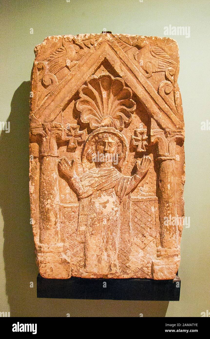 Ägypten, Alexandria, Nationalmuseum, koptische Kunst, eine Stela mit einer betenden Frau. Der obere Teil ist ein Seashell. Stockfoto