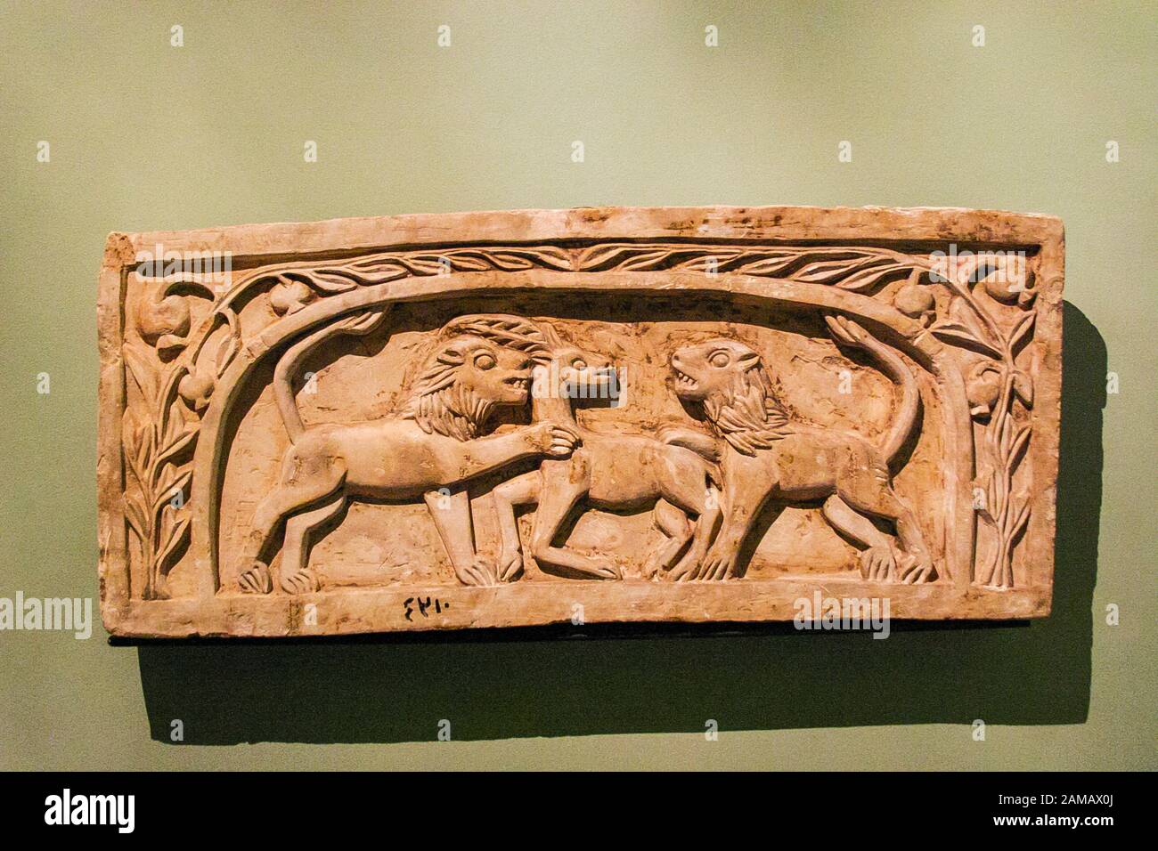 Ägypten, Alexandria, Nationalmuseum, koptische Kunst, Stela mit 2 Löwen und einer Gazelle. Stockfoto