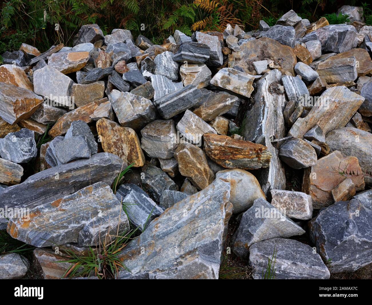 Ein Steinhaufen neben dem Fußweg in Glen Affric. 27/09/19 Stockfoto