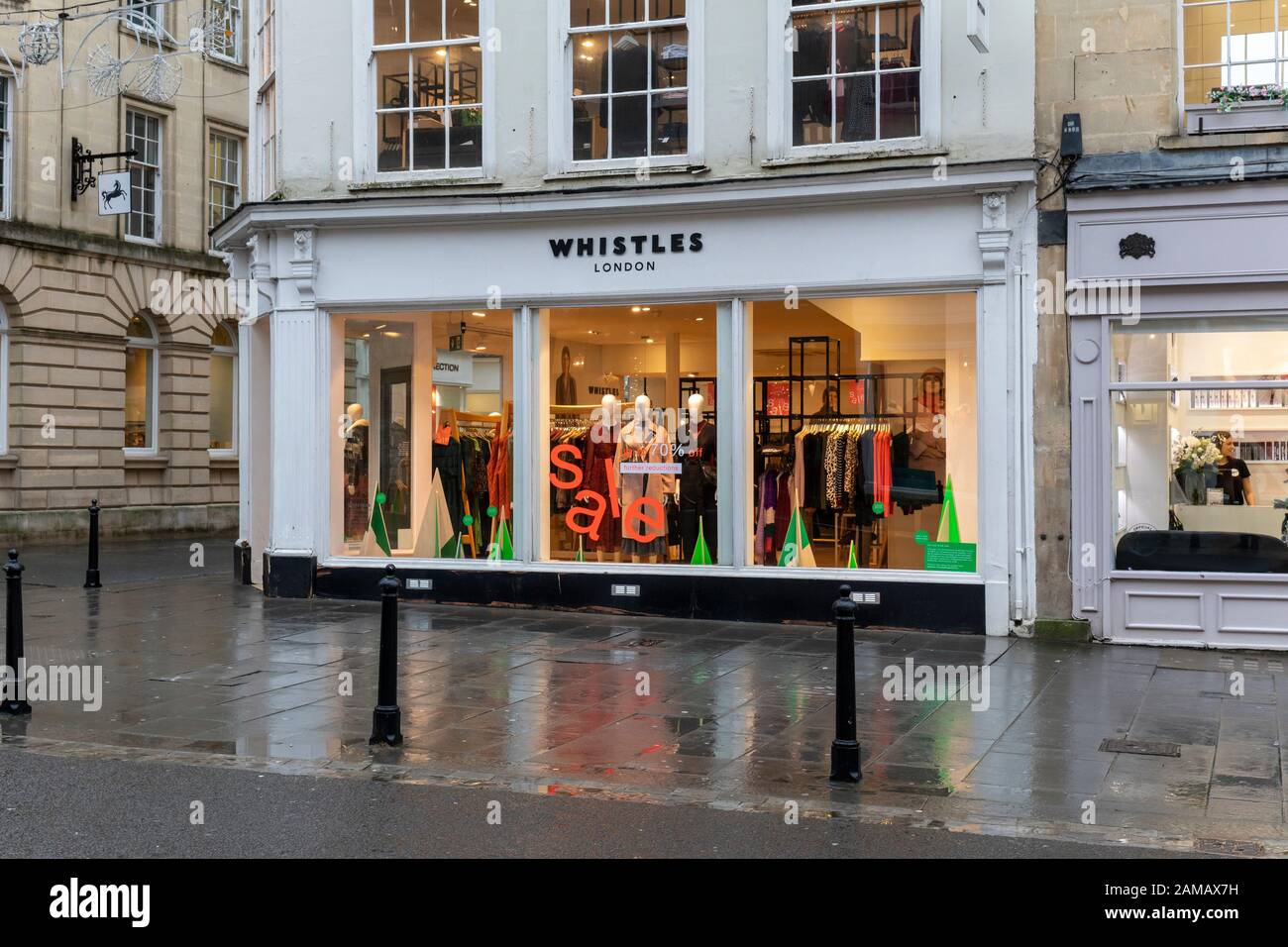 Verkauf im Whistles Contemporary Fashion Store, Bath, Somerset, UK Stockfoto