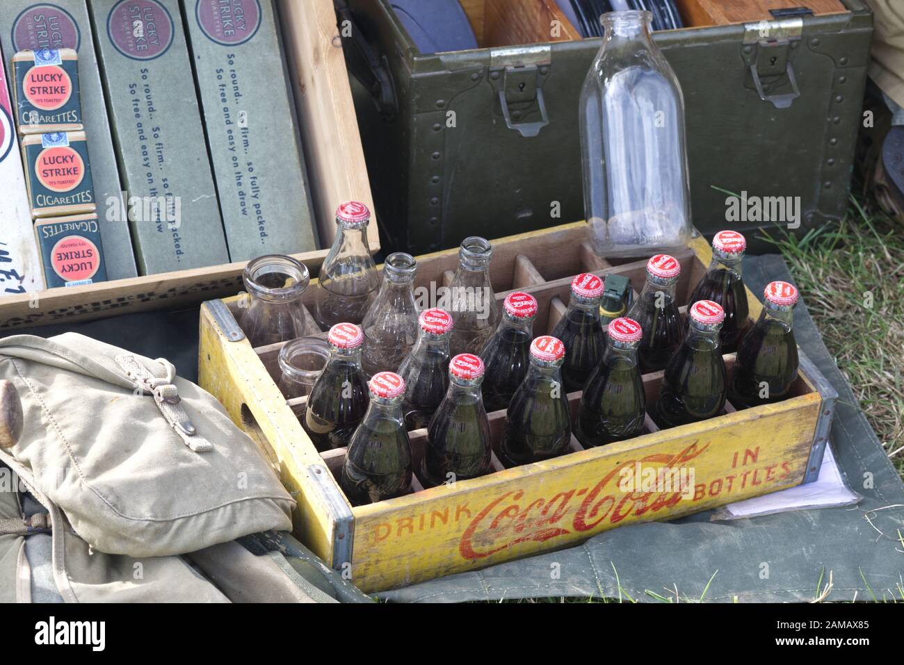 Glücksfall schlägt Zigaretten und Coca Cola-Flaschen in einem amerikanischen Lager der Nachstellung des Weltkriegs 11 Stockfoto