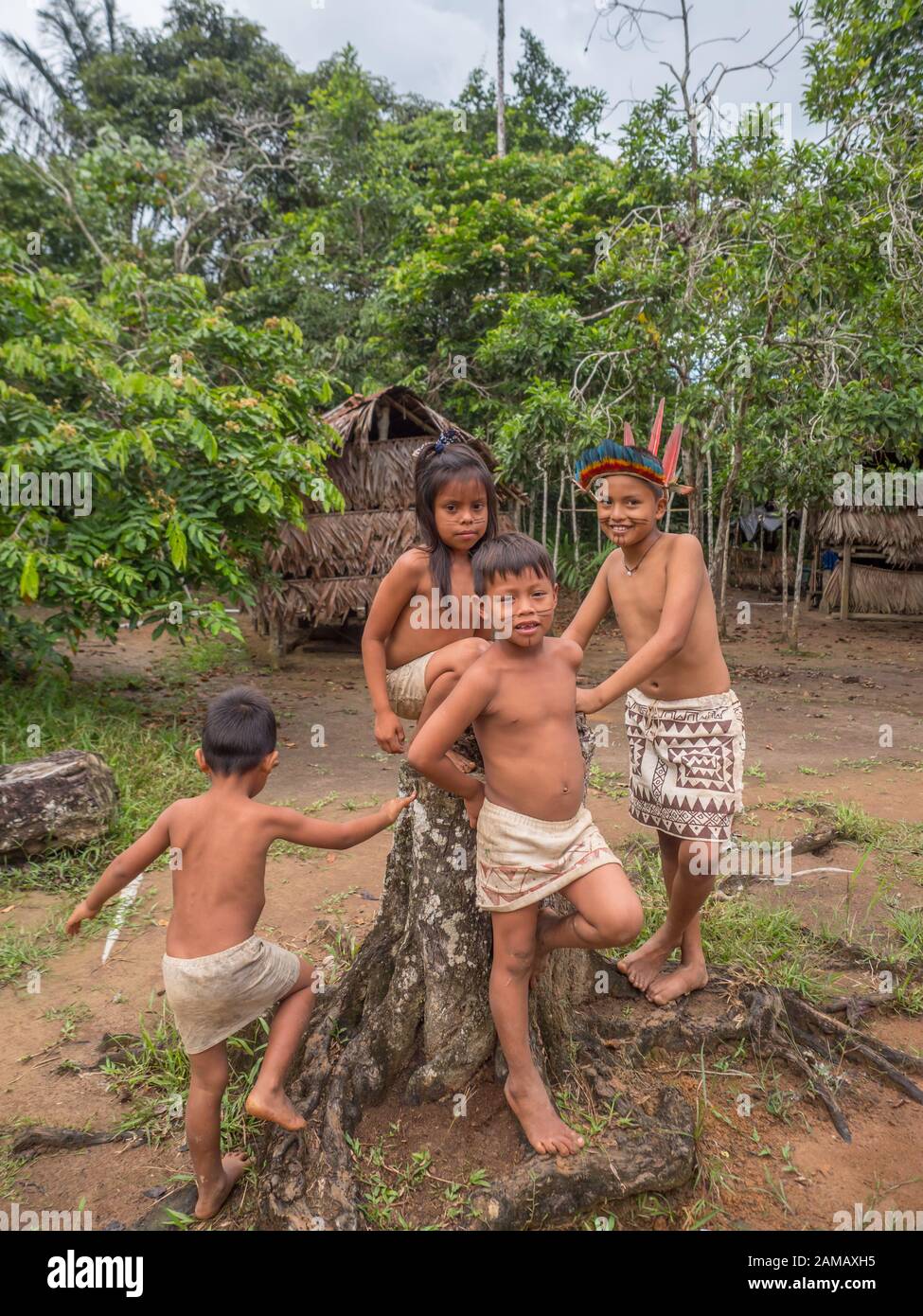 Iquitos, Peru - 11. Dezember 2019: Indianer aus Bora-Stamm in seiner Tracht. Stockfoto