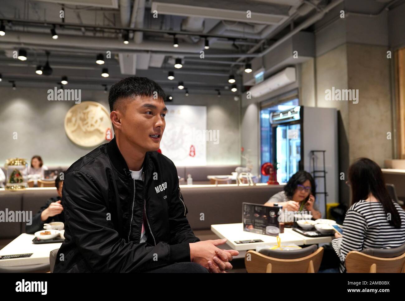 (200112) -- HONGKONG, 12. Januar 2020 (Xinhua) -- TVB-Schauspieler Mat Yeung erhält am 8. Januar 2020 ein Interview in seinem Restaurant in Hongkong, Südchina. Um MIT "Feature: Hong Kong pro-police Schauspieler bleibt hart, nachdem er von den Riotern gezielt wurde" (Xinhua/Li Gang) Stockfoto