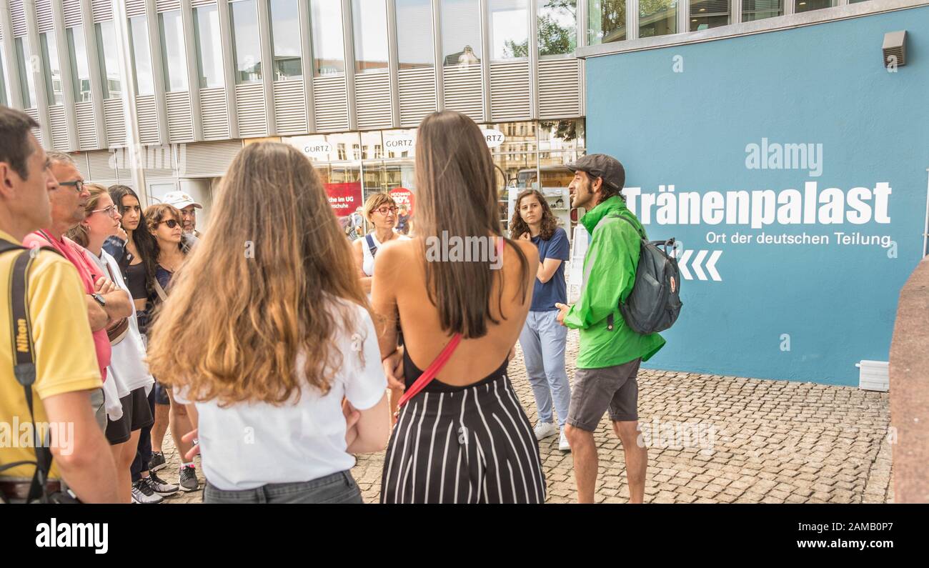 Besuchergruppe vor dem Geschichtsmuseum "Traenpalast" Stockfoto