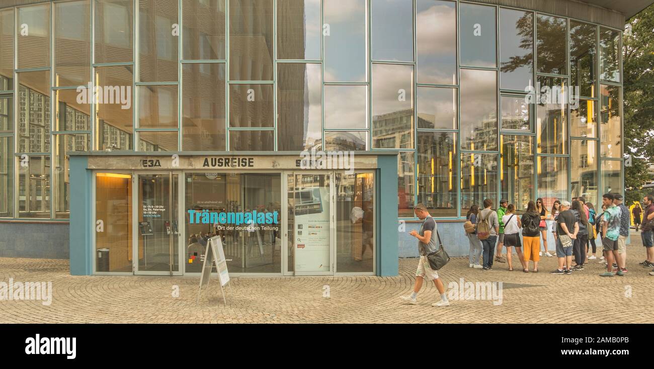 Besuchergruppe vor dem Geschichtsmuseum "Traenpalast" Stockfoto