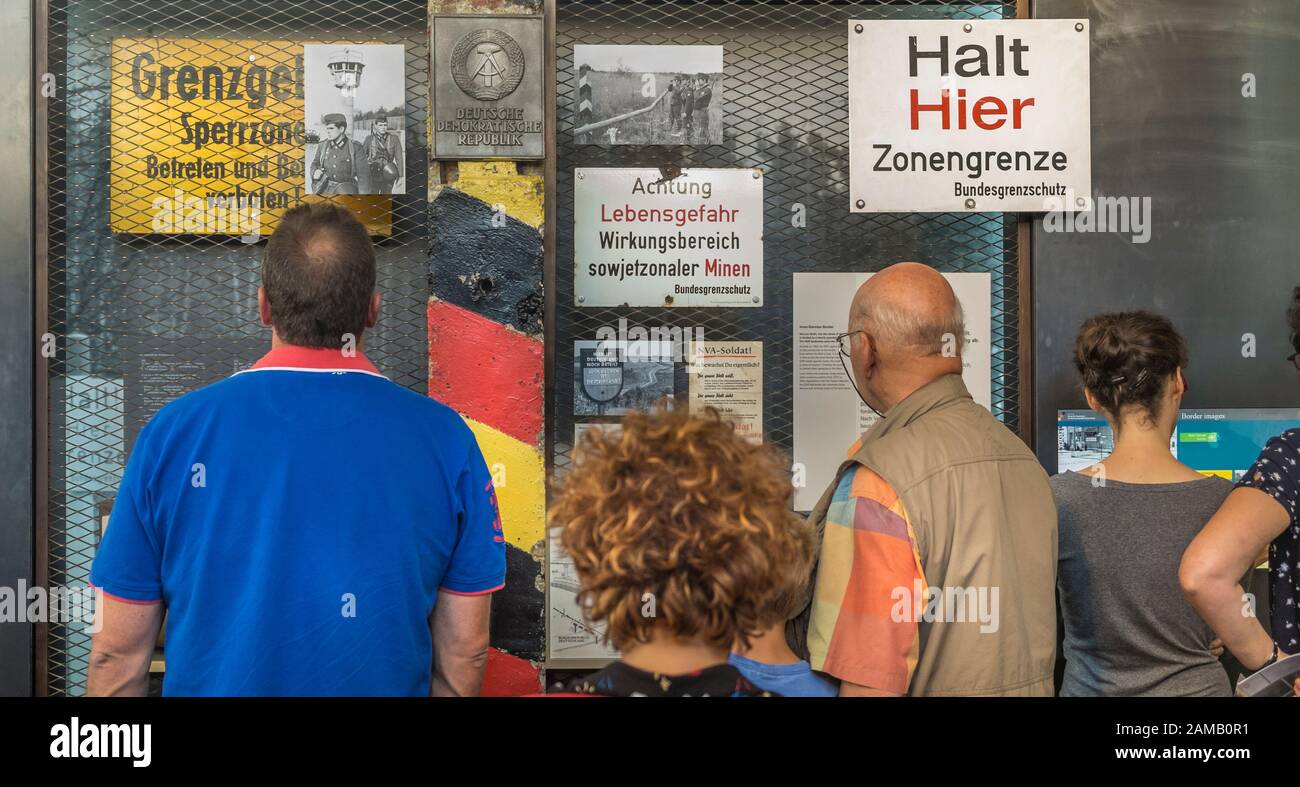 Traenplastisches Geschichtsmuseum, Besucher vor dem Schaufenster Stockfoto