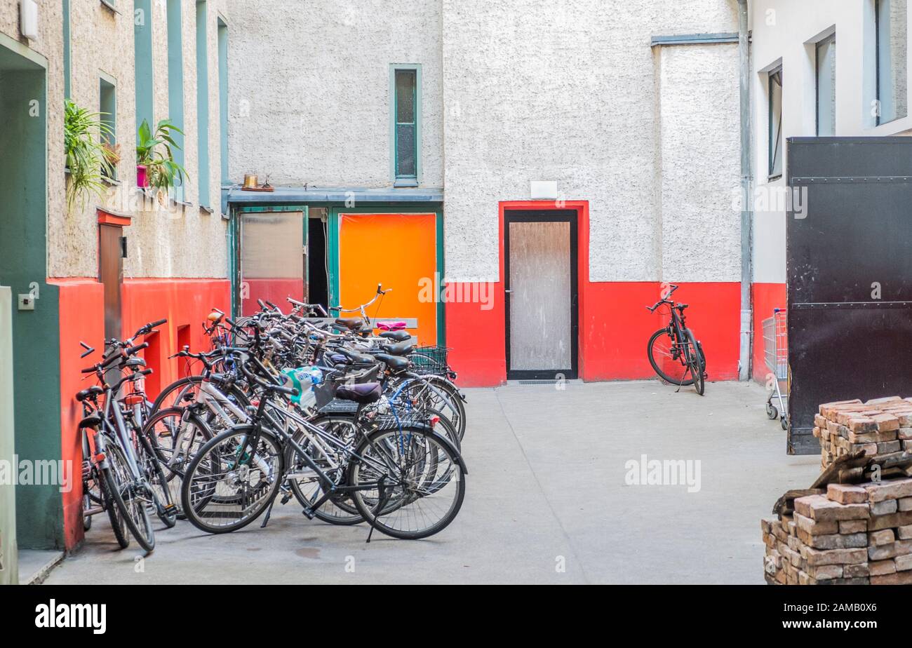 Berliner Innenhof mit Fahrrädern Stockfoto