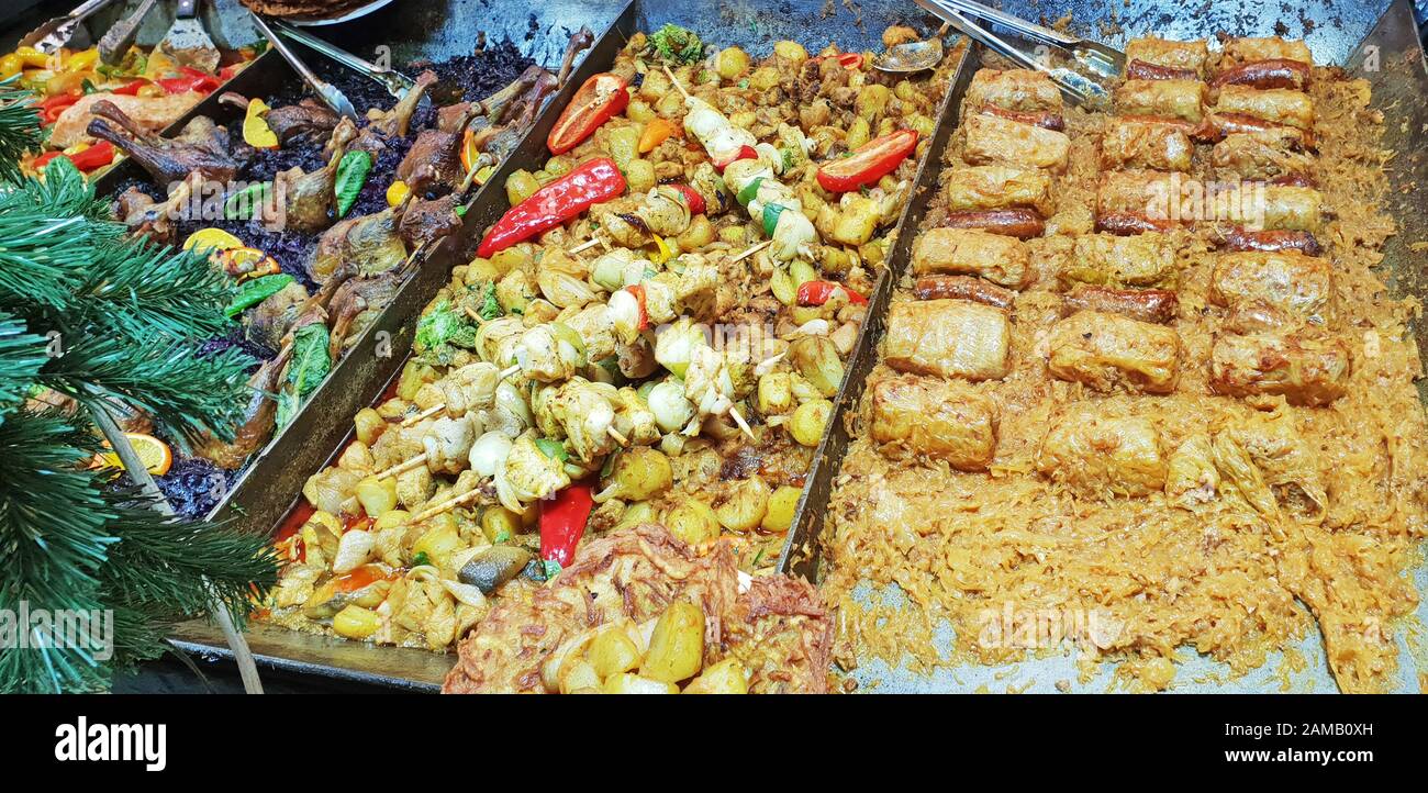 Traditionelles ungarisches Lebensmittelfest auf dem Straßenmarkt in Budapest. Stockfoto