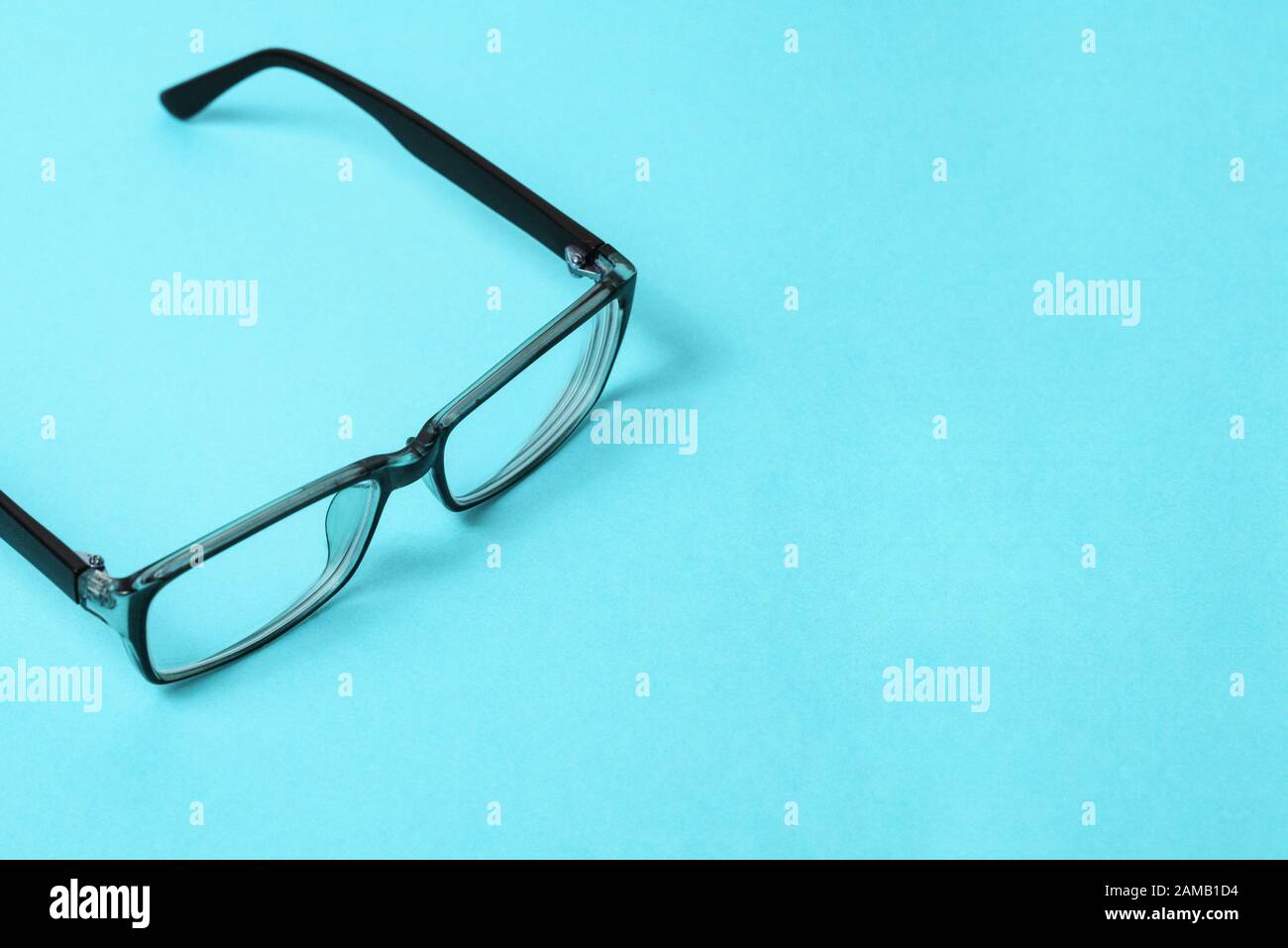 Brille zum Lesen, Computerarbeit und Augenschutz. Kunststoffbrille mit schwarzem Rahmen. Optisches Gerät zur Vision-Korrektur. Stockfoto