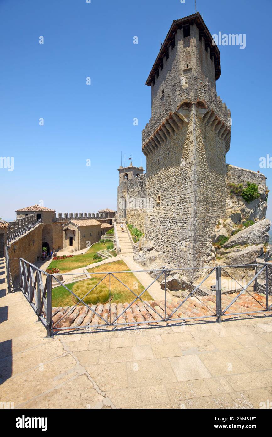 La rocca torre guaita prima torre Fotos und Bildmaterial in hoher