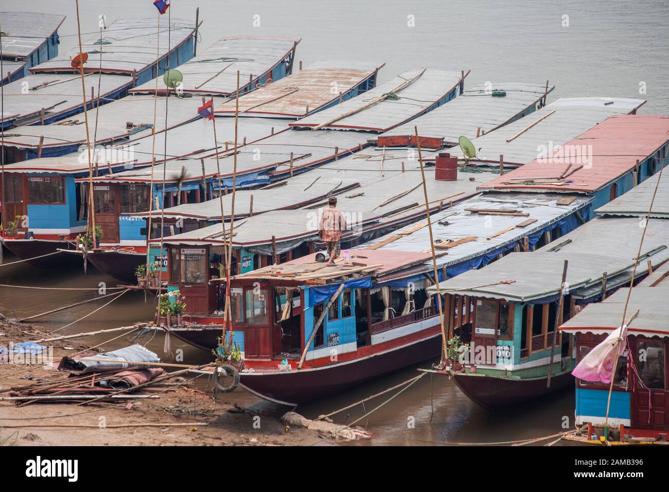 Luang Prabang, Laos - 7. April 2013: Die Einheimischen halten ihre Boote am Ufer des Mekong Flusses in Luang Prabang, Laos. Stockfoto