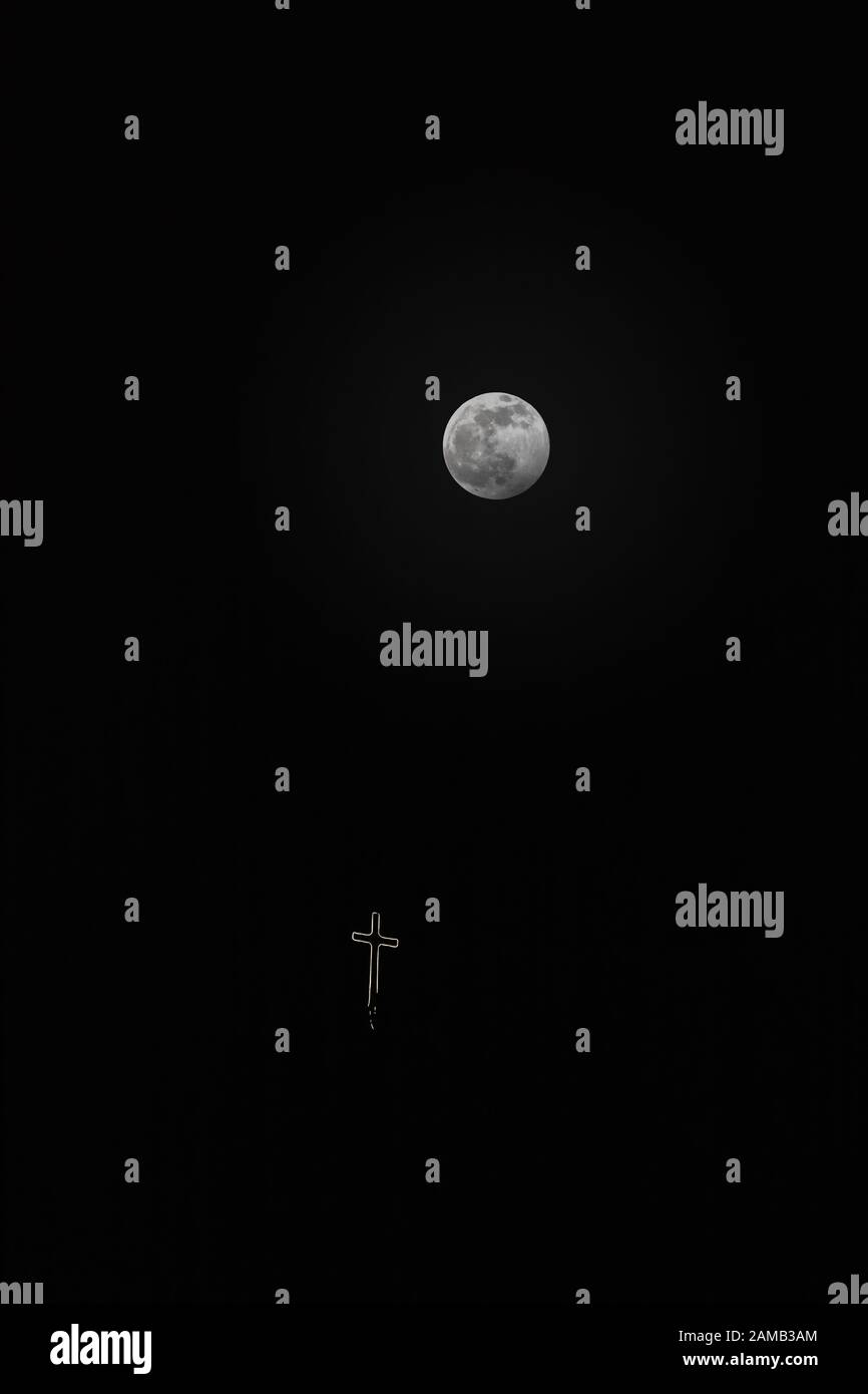 Vollmond-Nahaufnahme während einer Sonnenfinsternis im Zwielicht. Der Erdschatten lässt den Mond gleiten, was zu einer ungleichmäßigen Absenkung der Lichtintensität führt. Stockfoto