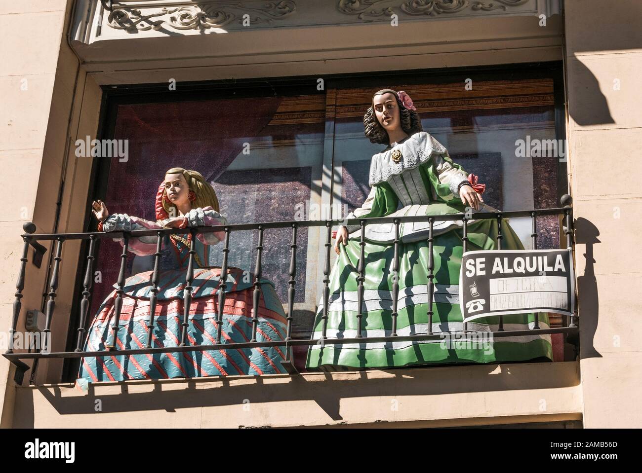 Bunte Mannequins auf dem Balkon der oberen Etage eines Touristenladens im Pasea del Prado in der Nähe des spanischen Parlaments, Madrid, Spanien Stockfoto