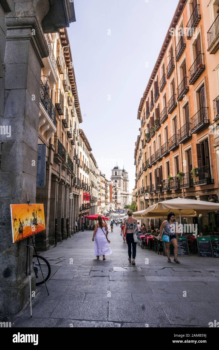 Eine typische Gasse in Madrid, Spanien Stockfoto