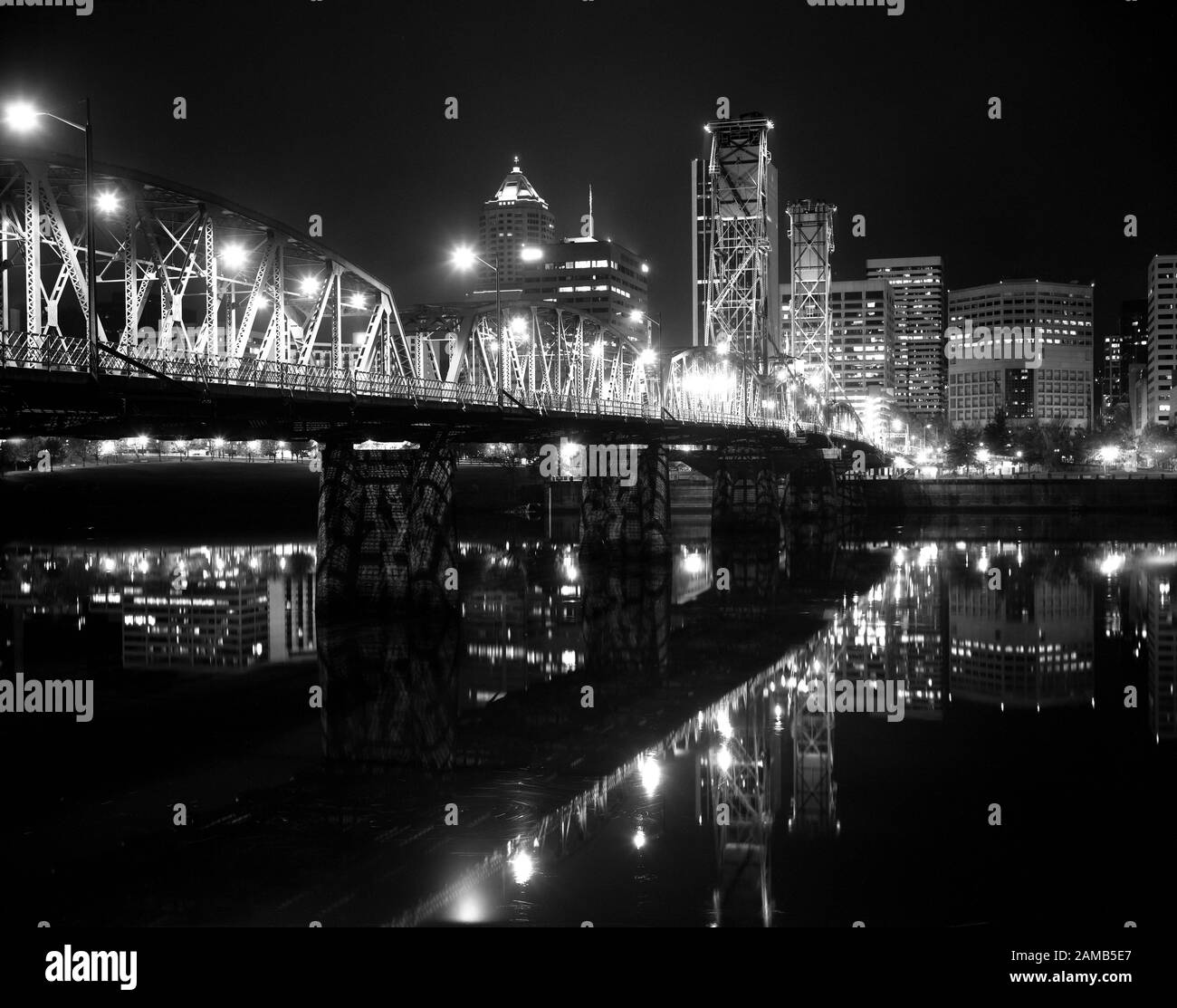 Dies ist die Hawthorne Bridge in Portland, Oregon. Der Fluss war ungewöhnlich ruhig und spiegelte die Brücke und die Stadt wider. Stockfoto