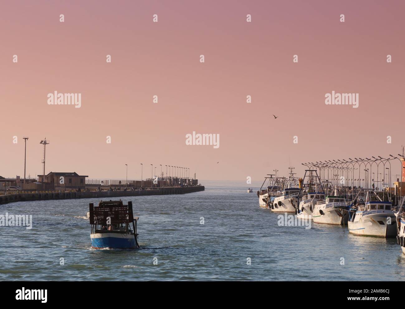 Fischereischiffe bei Sonnenuntergang im Hafen von Fiumicino, Rom, Italien Stockfoto