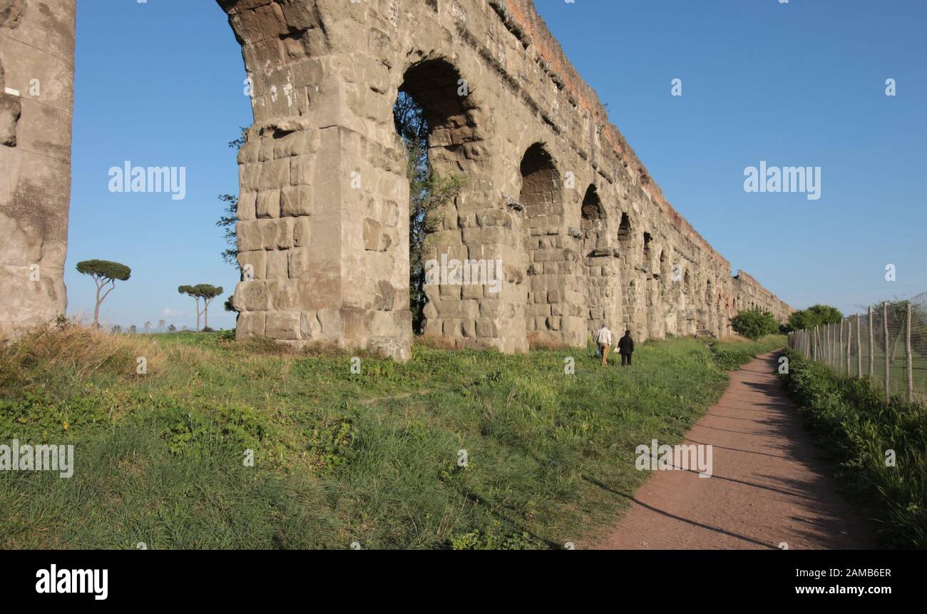 Das römische Aquädukt Aqua Claudia im öffentlichen Park Parco degli Acquedotti in Rom, Italien. Stockfoto