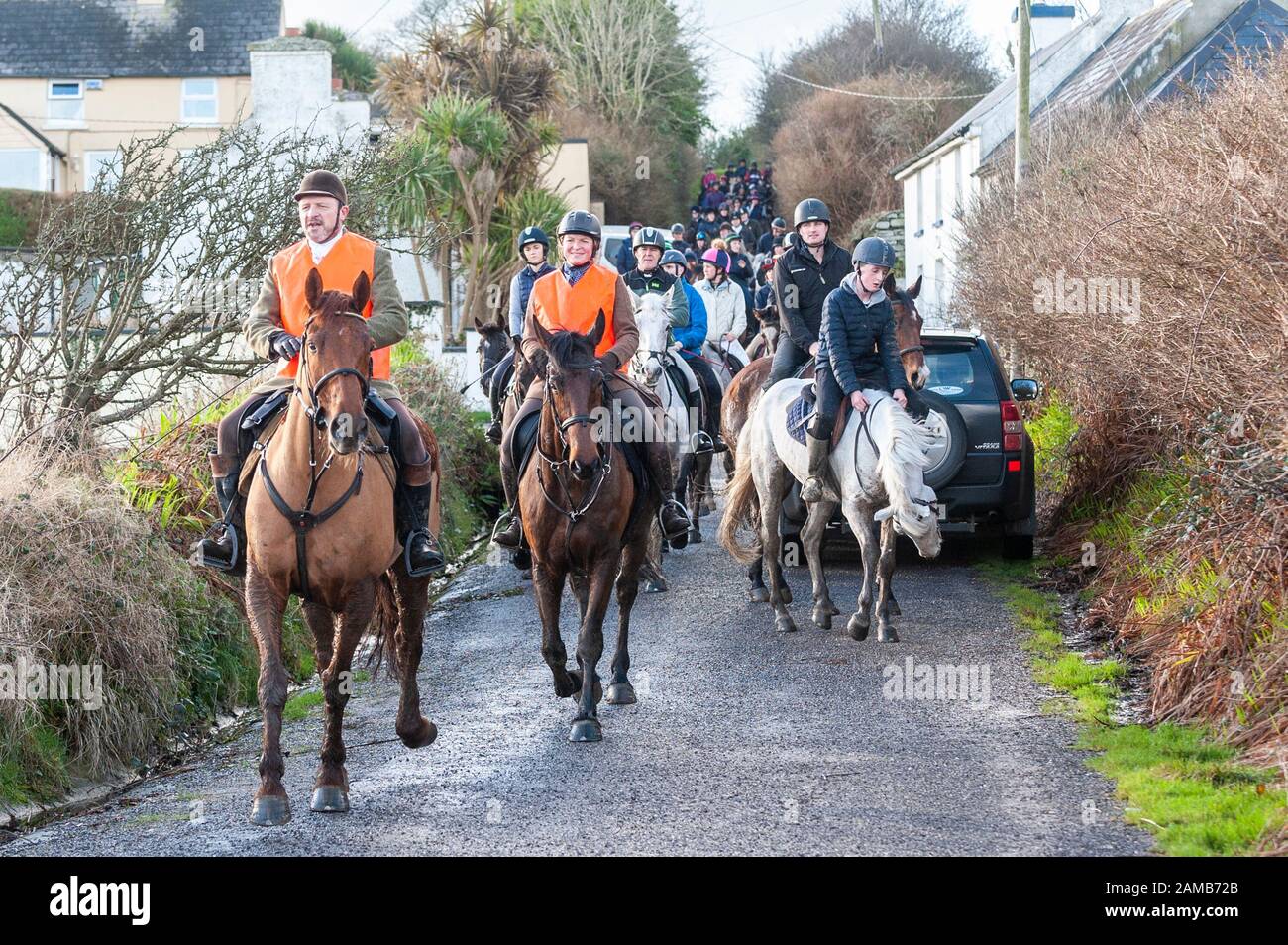 Butlerstown, West Cork, Irland. Januar 2020. Die jährliche Carberry Hunt Butlerstown Fun Ride fand heute mit Hunderten von Pferden und Reitern statt. Die Pferde nähern sich am Strand von Broadstrand. Kredit: Andy Gibson/Alamy Live News Stockfoto
