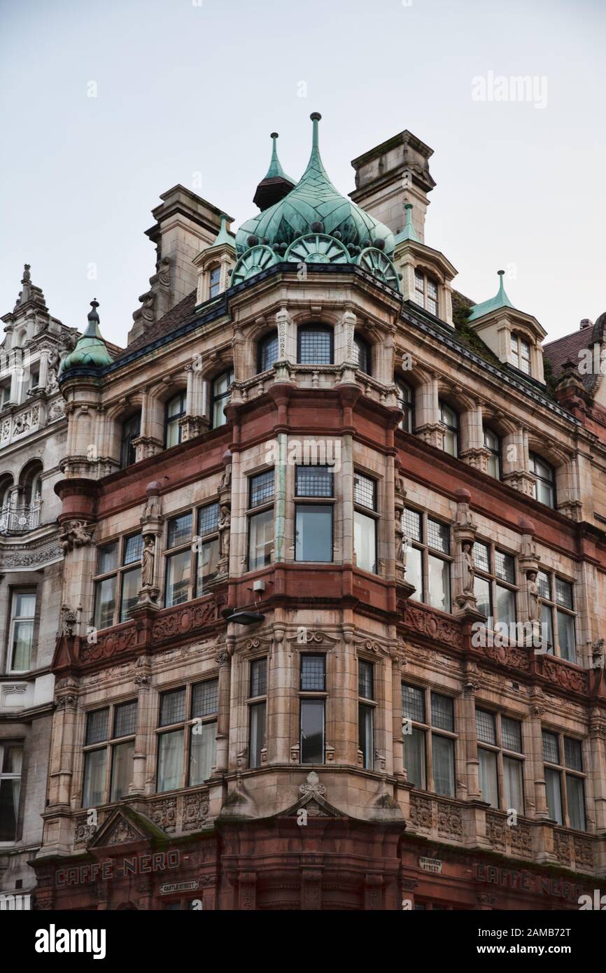Liverpool, Großbritannien - 19. Oktober 2019: Architektur von Liverpool, Das Bank Adelphi Building, Ecke Castle St und Brunswick St Stockfoto