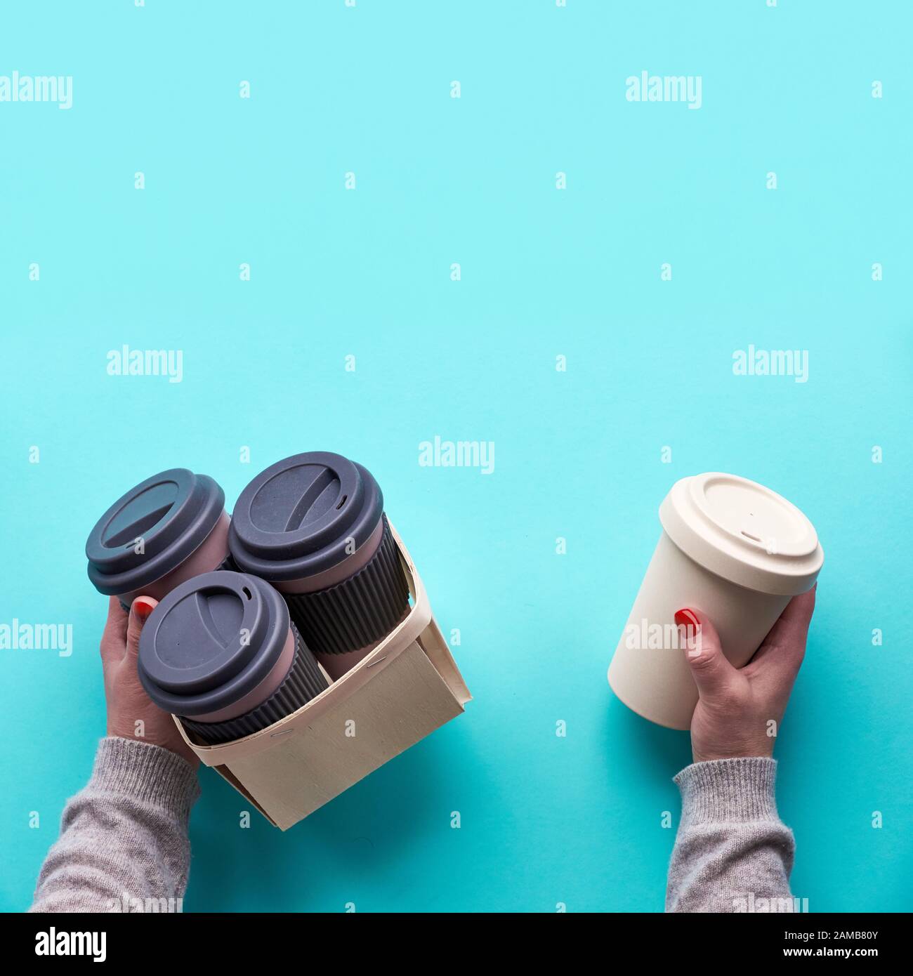 Verschiedene Bambusreisen wiederverwendbare Kaffee- oder Teetassen oder Magen mit Silikonisolierung auf grünem Minzgrund. Fassen Sie mehrere Tassen in der Box an. Öko Frien Stockfoto