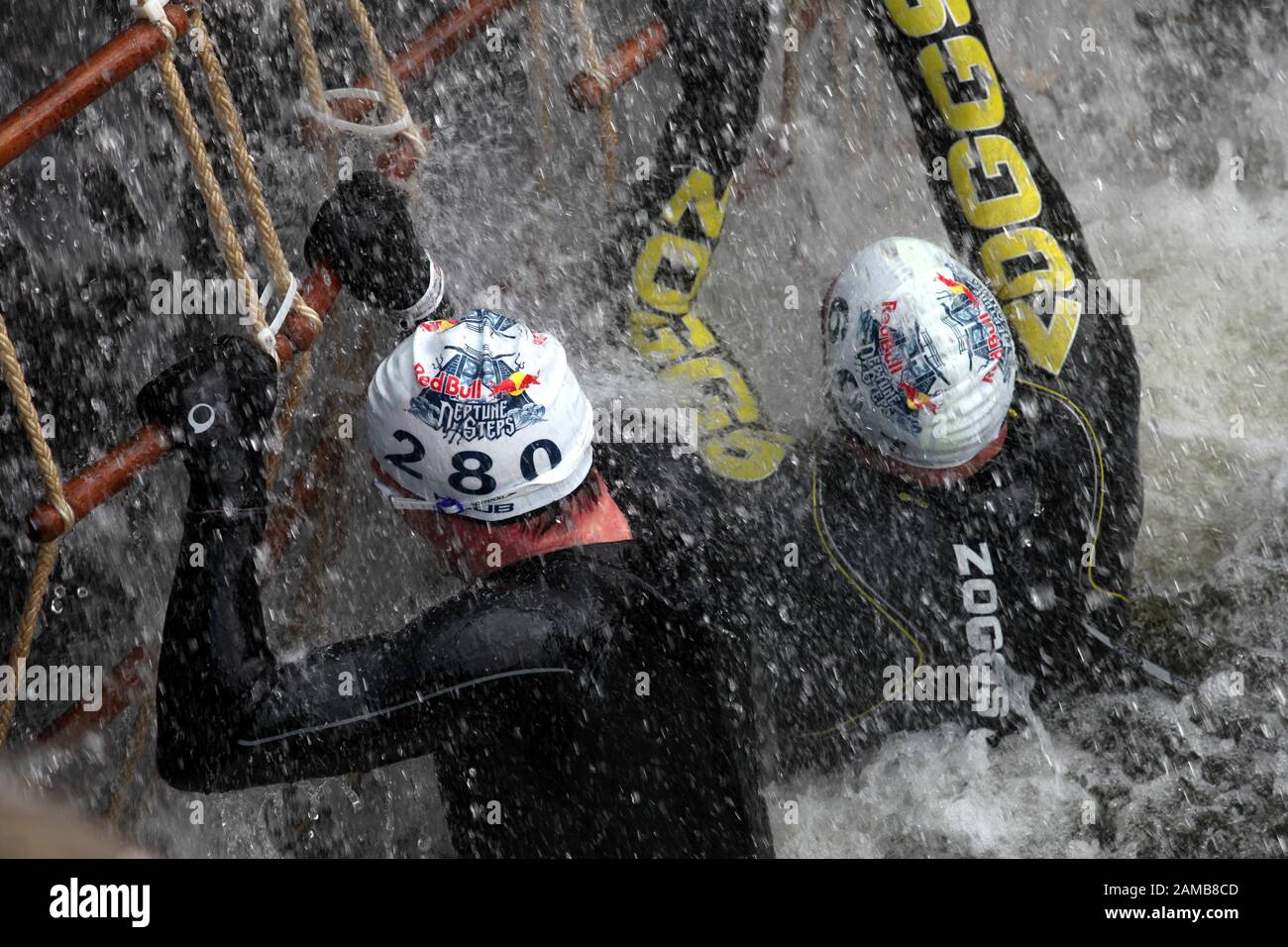 Zwei Konkurrenten erklimmen eine der Schleusen während der Veranstaltung "Red Bull neptune Steps", die in maryhill Locks in glasgow stattfindet Stockfoto