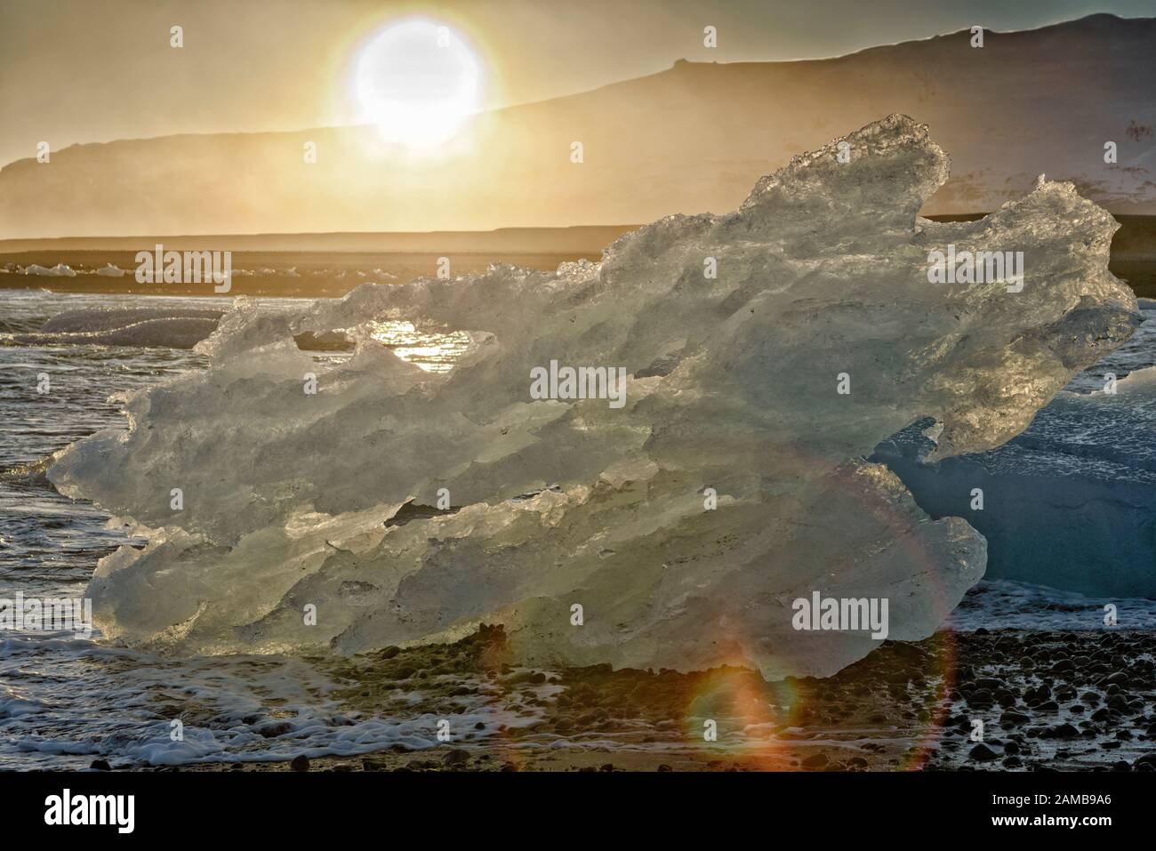 Eisblock, Strand an der Gletscherlagune Joekulsarlon, Breiðamerkursandur, Südküste Island, Island Stockfoto