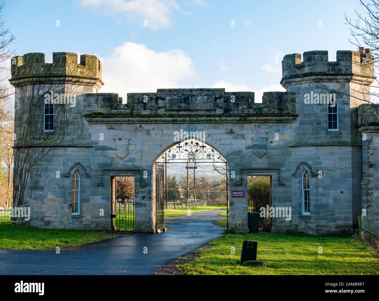 Torhaus im Stil eines turierten Schlosses, Eingang zu Winton Estate, Pencaitland, East Lothian, Schottland, Großbritannien Stockfoto