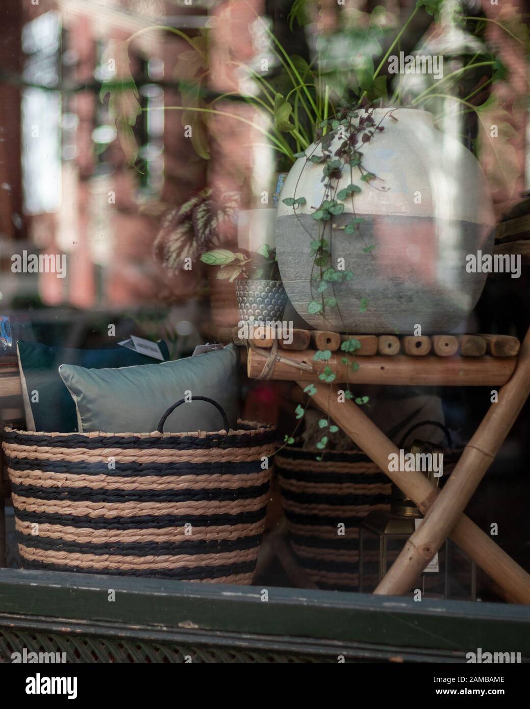 Schaufenster eines winzigen niedlichen Shops in Kreuzberg, Berlin Stockfoto