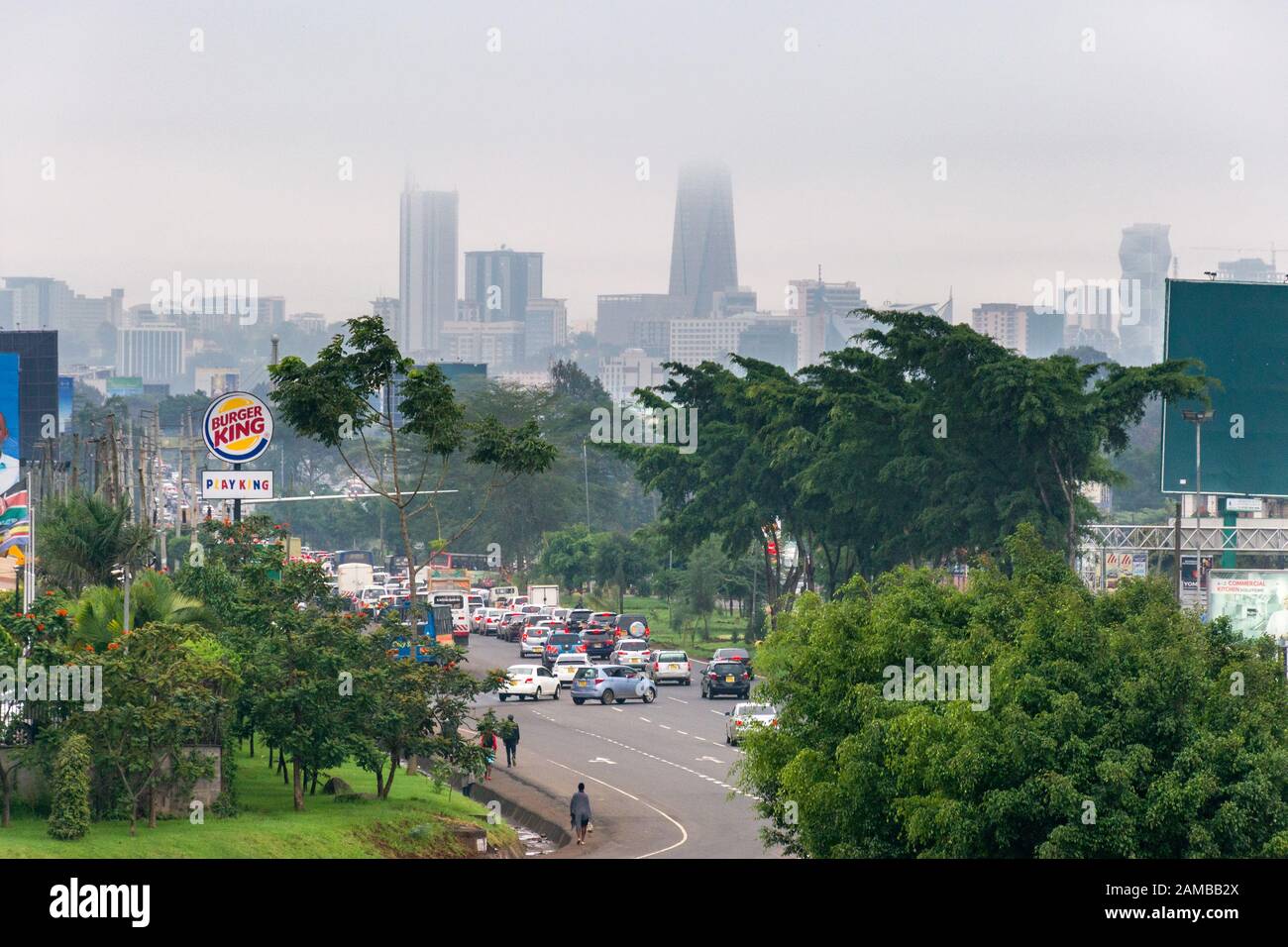 Blick auf die Mombasa Autobahn mit den Stadtgebäuden von Nairobi im Hintergrund, mit Fahrzeugen, die im Stau in der Hauptverkehrszeit stecken Stockfoto